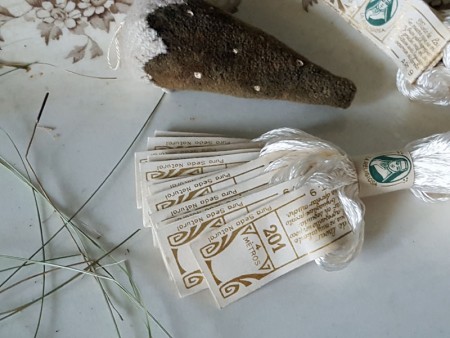Vintage Ivory Silk Embroidery Thread - A Dozen Skeins - Seda Filoflosse
